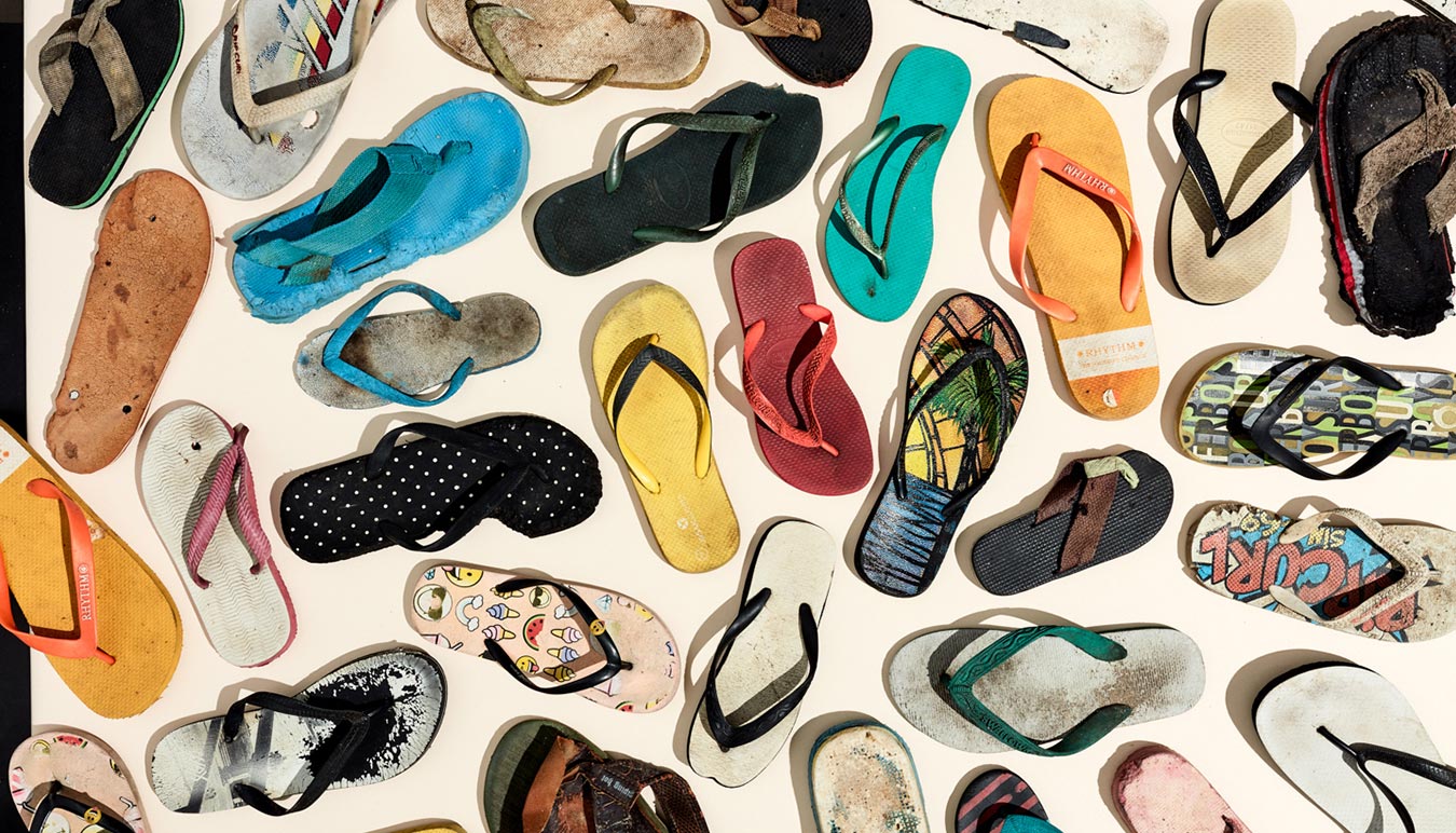 diverse-collection-of-washed-up-thongs-exhibition-sunstudios-melbourne-by-rob-goldie