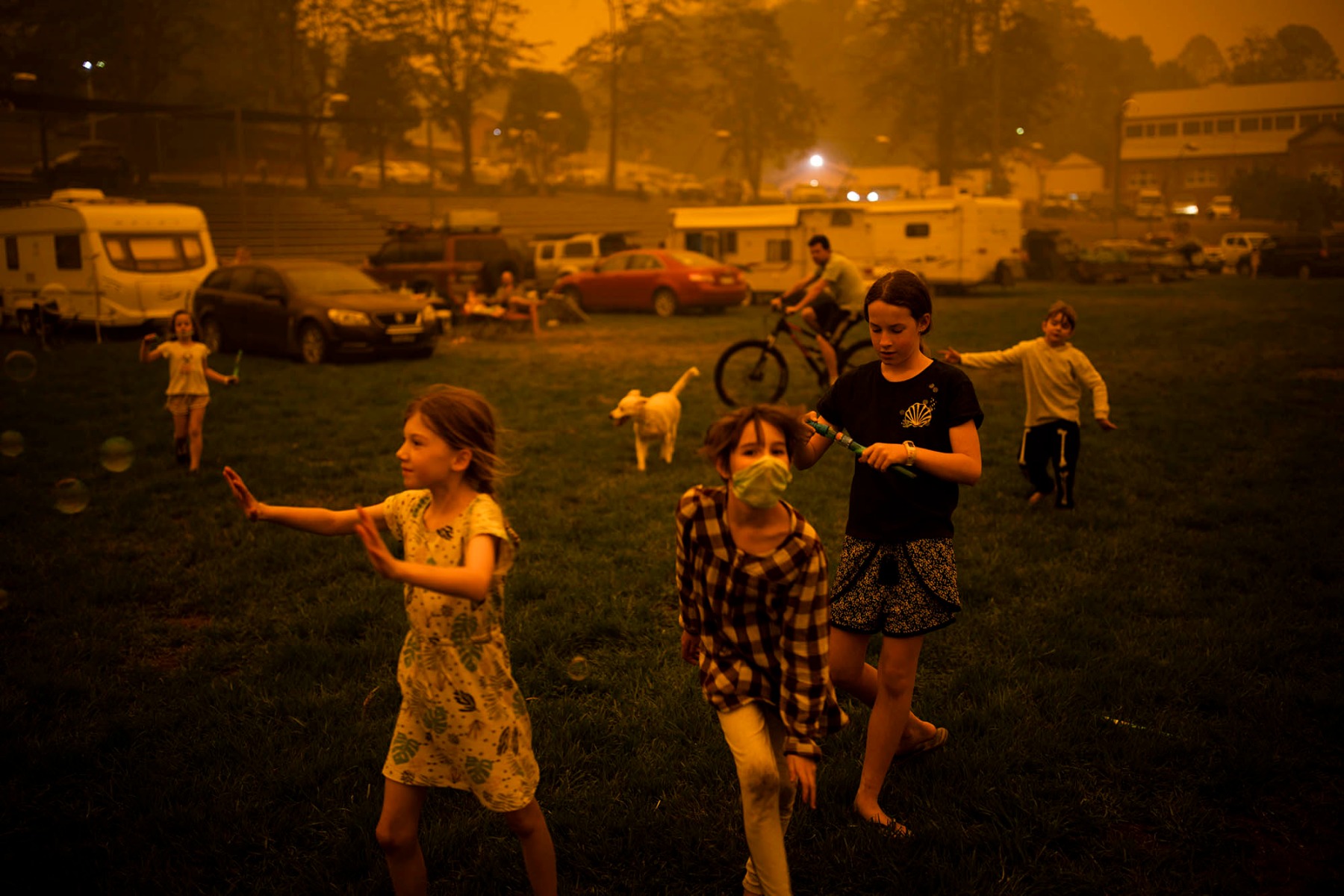 children-playing-in-smoke-haze-at-a-temporary-evacuation-centre-in-bega-nsw-australia-during-the-devestating-bushfire-season-of-late-2019