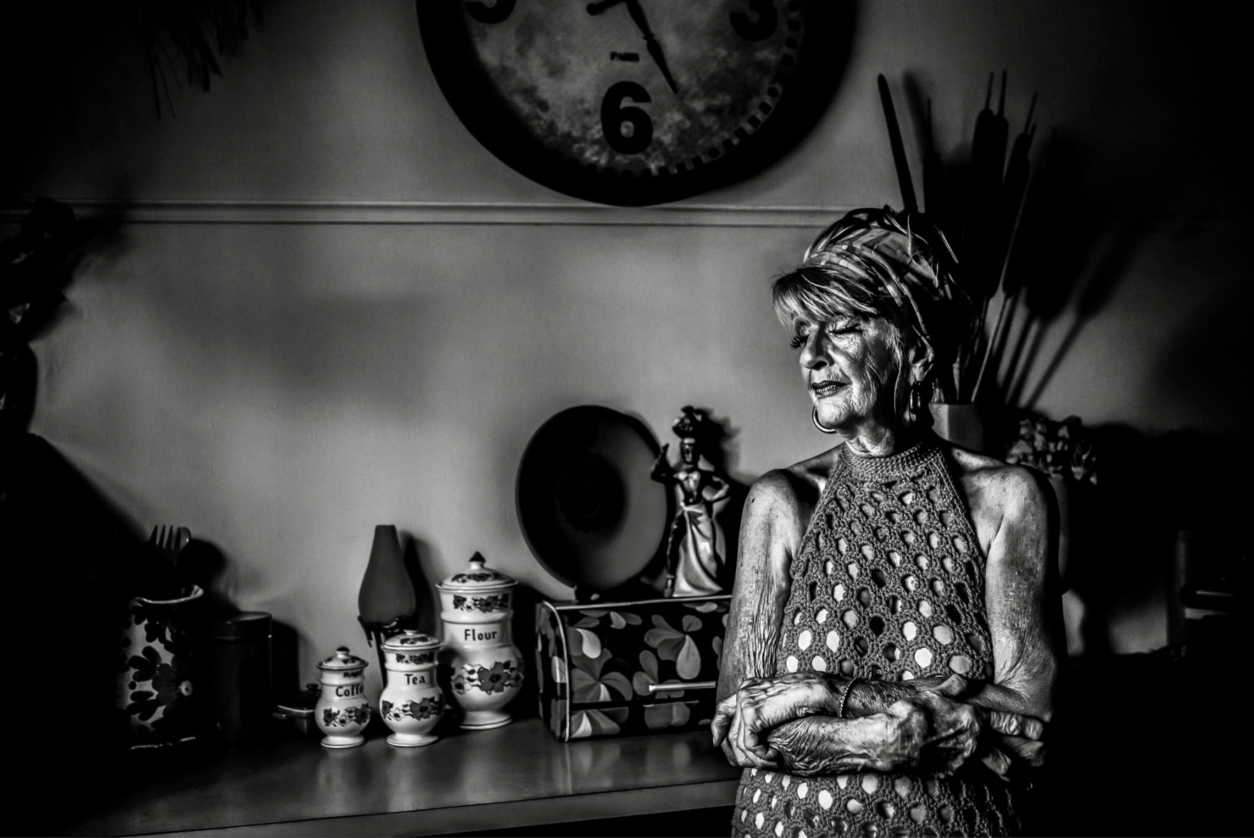 black-and-white-image-of-woman-inside-a-room