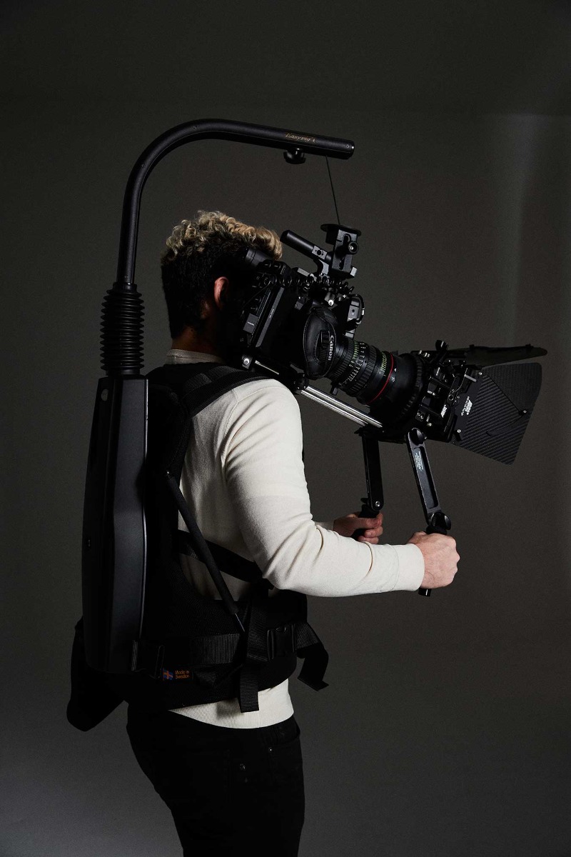 man-on-side-angle-wearing-easyrig-vario-5-with-camera-attached