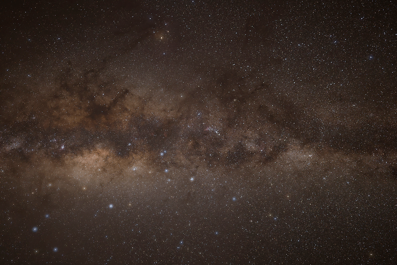 the-milky-way-shot-with-the-canon-eos-r5-and-rf-800mm-lens-demonstrating-little-noise