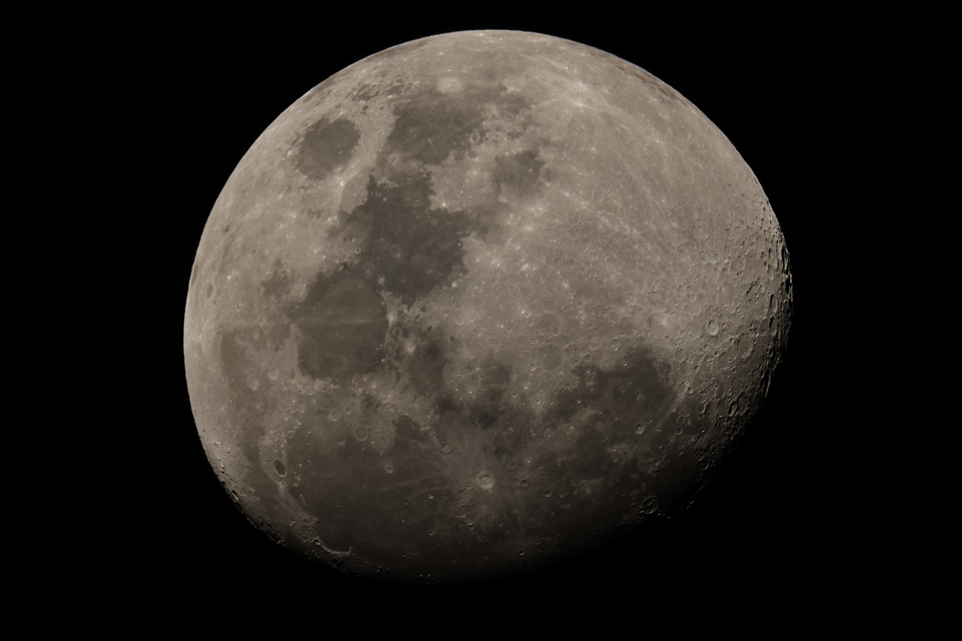 the-moon-shot-with-rf-800mm-f11-lens-andin-camera-1.6-crop