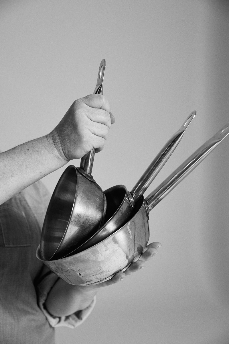 layered-saucepans-in-black-and-white