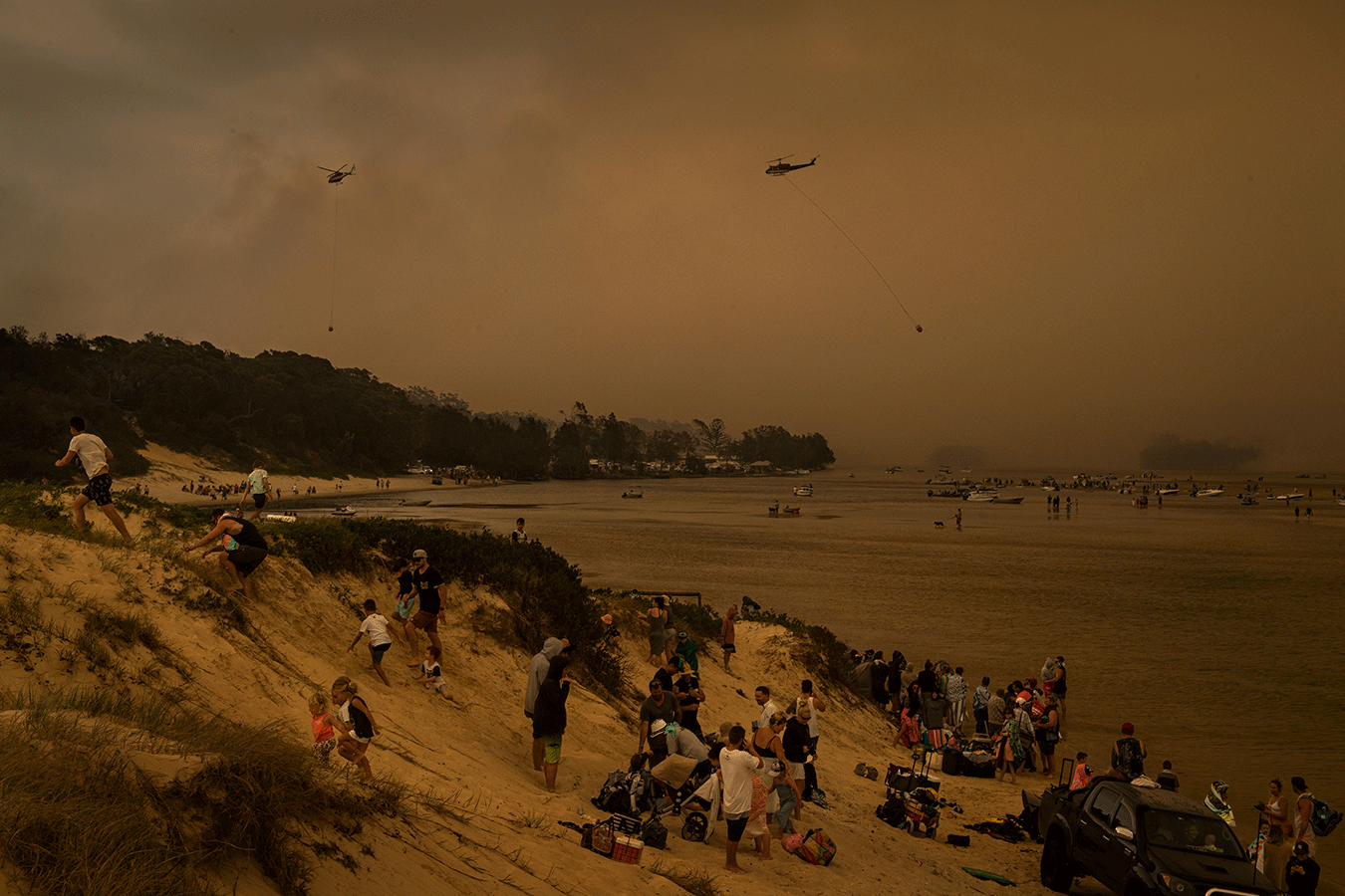 lake-conjola-a-popular-holiday-destination-people-take-refuge-from-fires-at-a-beach-by-matthew-abbott-for-the-new-york-times