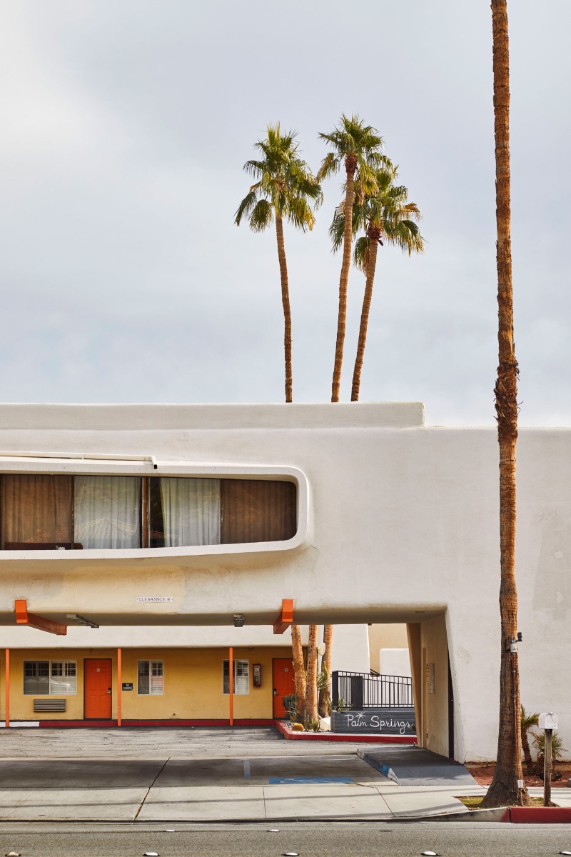 nostalgic-brightly-coloured-hotel-from-palm-springs