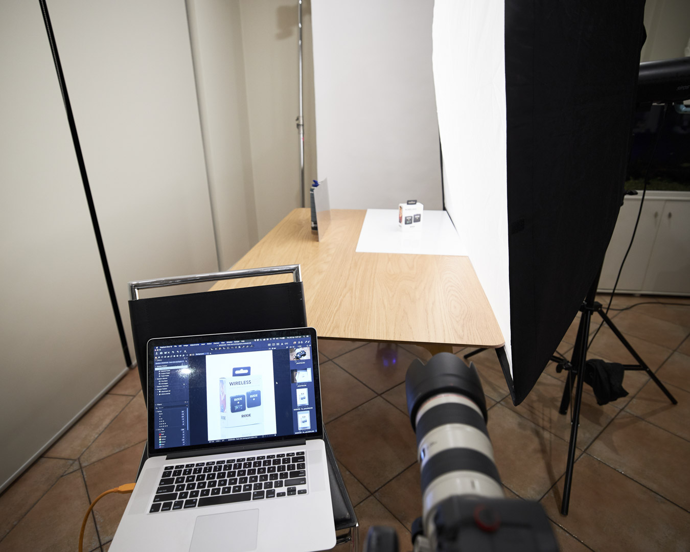 wide-shot-of-set-up-involving-softbox-to-one-side-and-black-card-to-the-other-to-increse-contrast