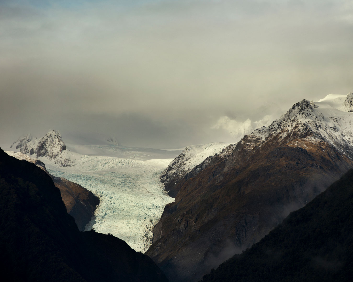 new-zealand-mountain-range-snow-covered-in-mist