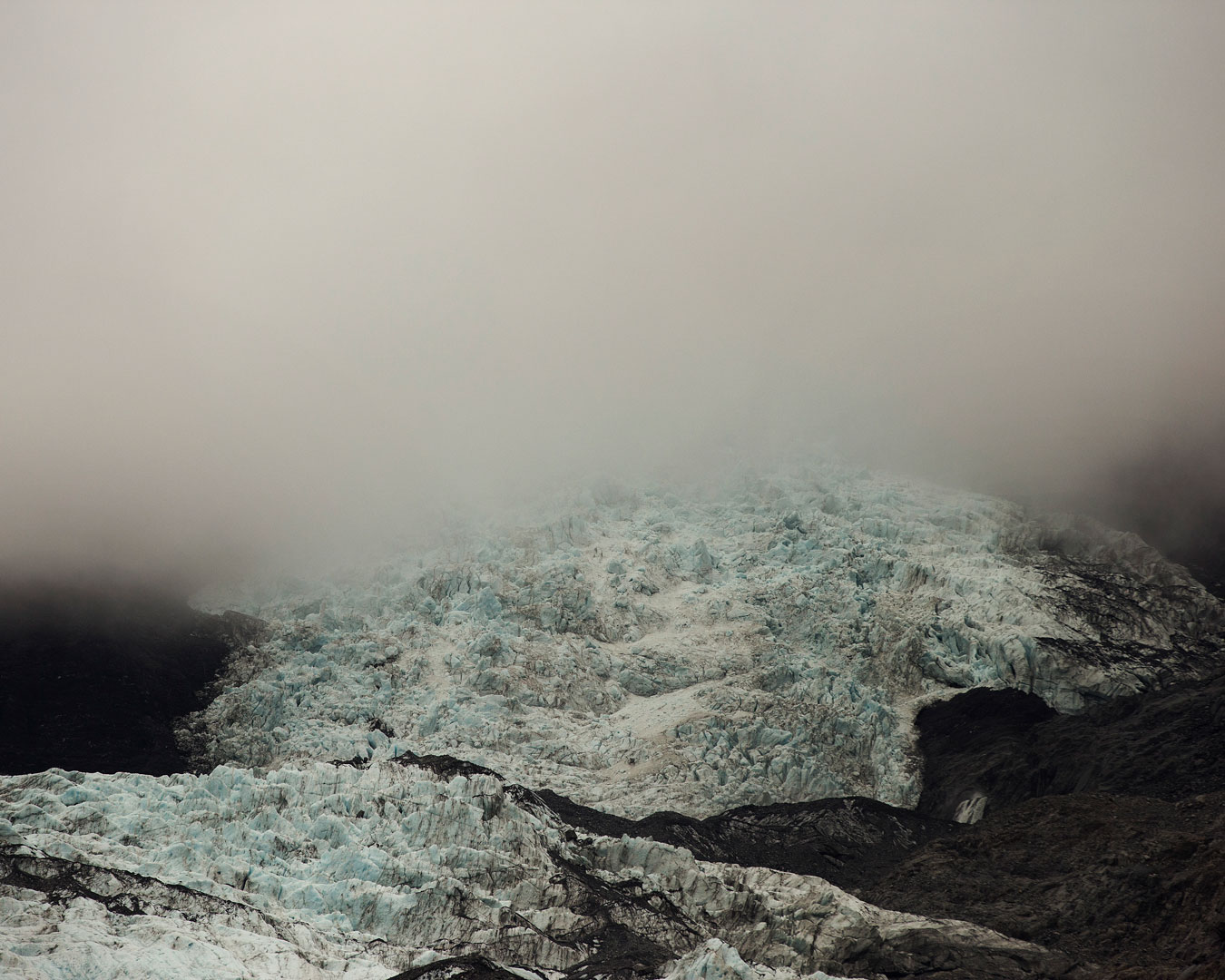 new-zealand-mountain-range-snow-covered-in-mist