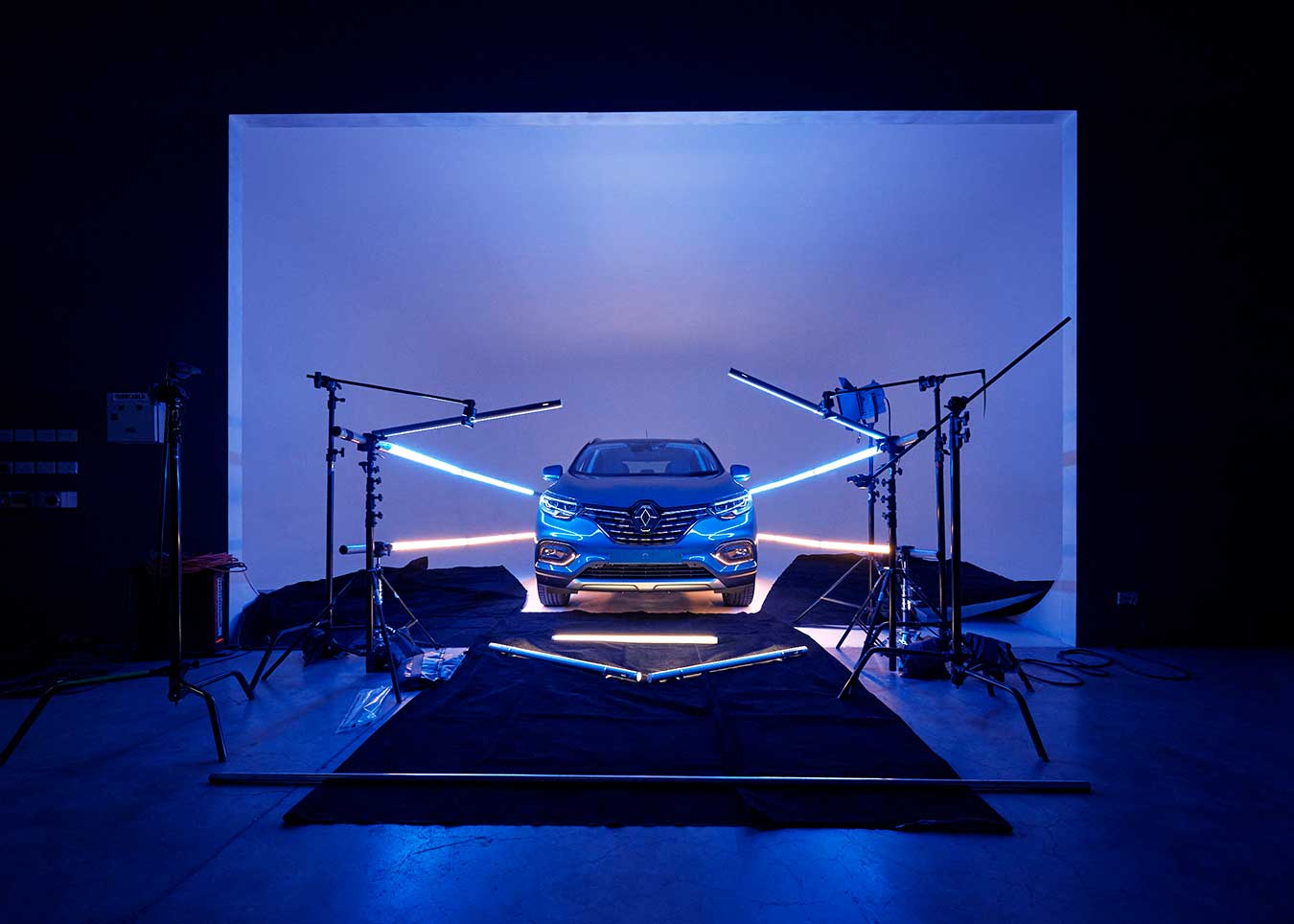 renault-kadjar-car-behind-the-scenes-shot-lit-by-titan-tubes-by-isamu-sawa