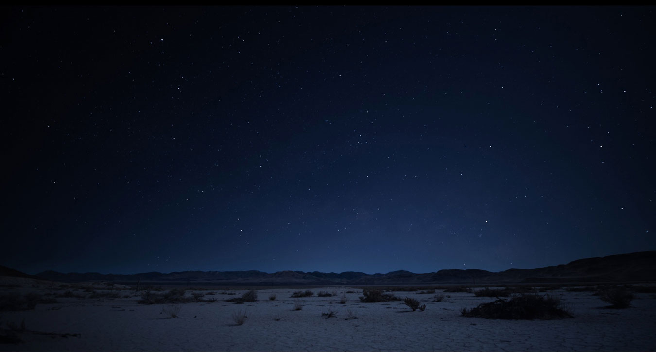 rich-blue-dark-sky-with-stars-in-a-vast-landscape