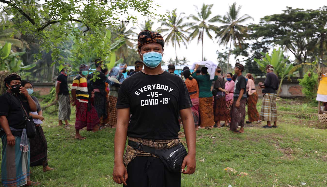 balinese-man-in-mask-wearing-black-everybody-against-covid-t-shirt