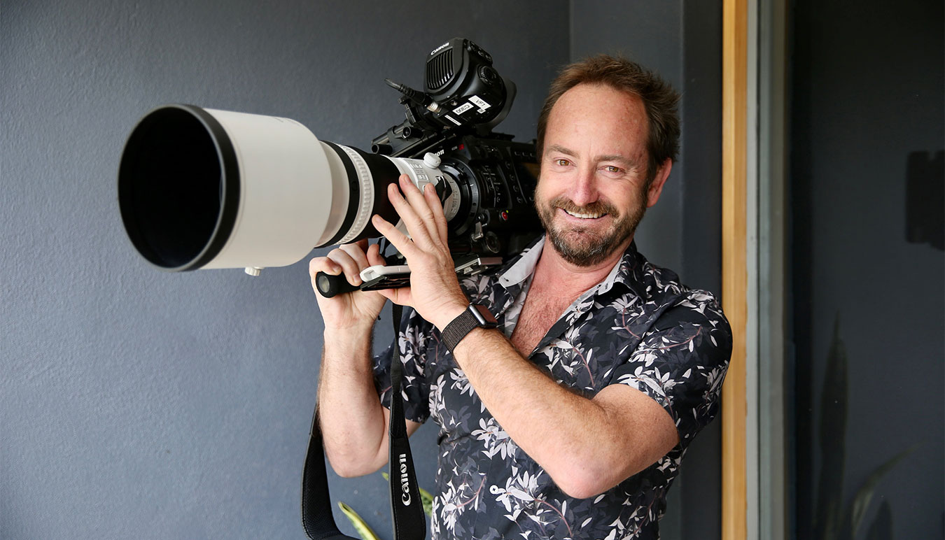 Cinematographer-andy-taylor-with-canonc300-and-large-zoom-lens-on-his-shoulder