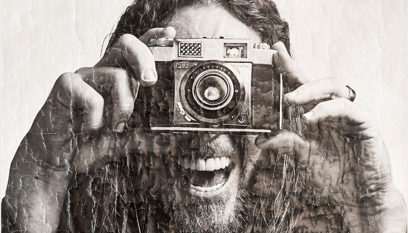 comedian-tim-minchin-smiling-holding-camera-in-front-of-face